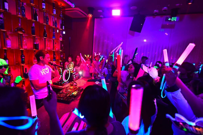 海底捞夜宵主题店内，客人高举荧光棒享受夜宵派对