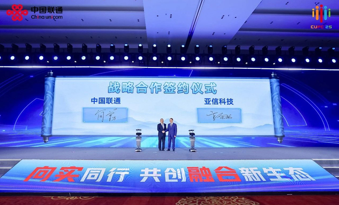 图：简勤、高念书现场签约