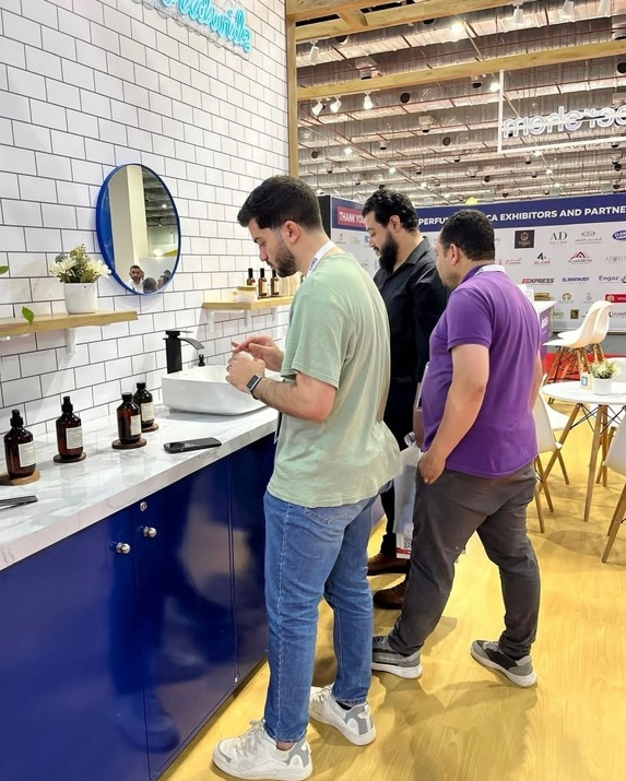 （图二：来宾体验爱伯馨新品）