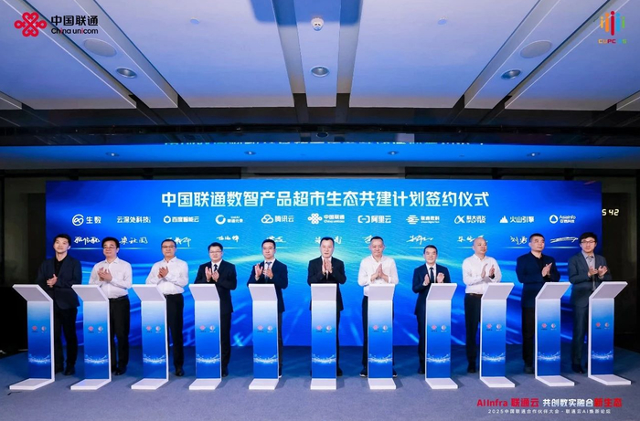 图：欧阳晔出席仪式