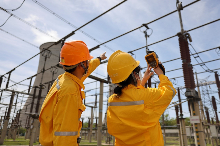 华润电力巡检人员进行220kv母线测温