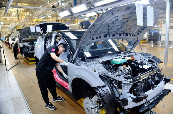 6月19日，工作人员在张家口南山汽车产业基地一家车企的总装车间组装汽车。 新华社记者 王 晓摄