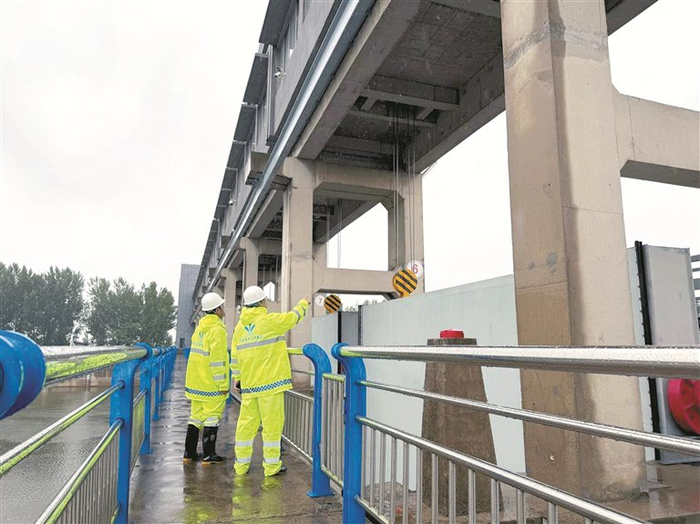 日前，中国南水北调集团东线有限公司徐州分公司工作人员对大沙河闸进行安全巡查。 中国南水北调集团供图