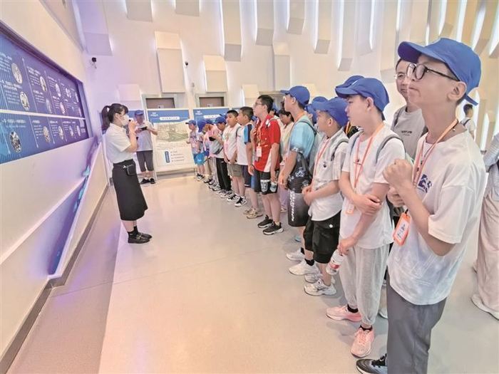学生参观浙江大学杭州国际科创中心。本版图片由青海闻见学行研学教育科技有限公司提供