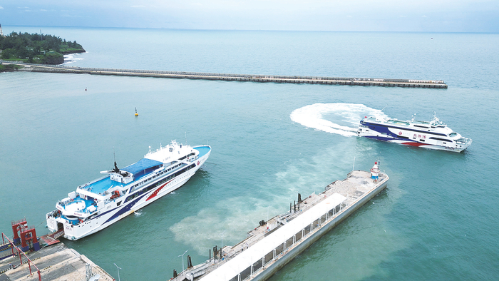     疏运旅客离岛的客船驶离涠洲岛客运码头。    本报通讯员莫斌珍 摄