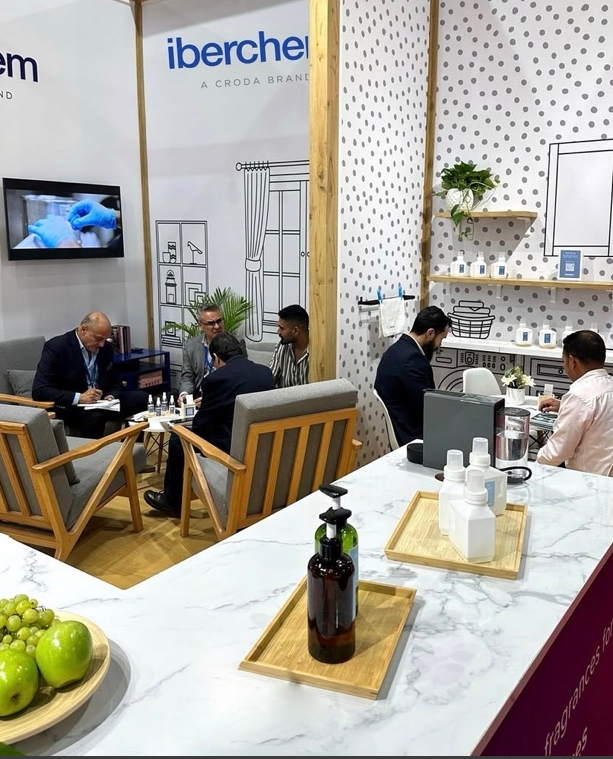 （图四：多家企业对爱伯馨新品表示出兴趣）