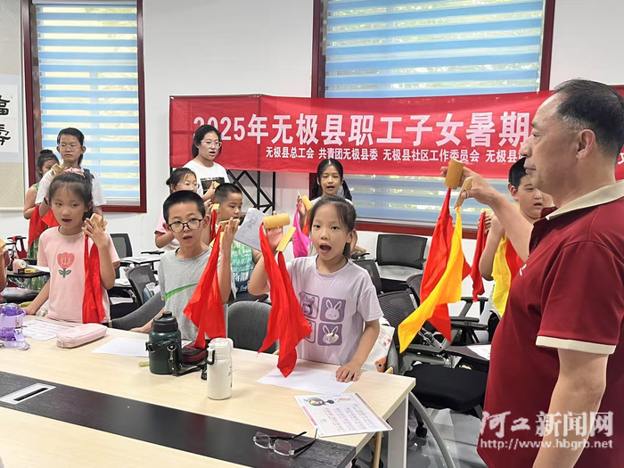 学生在托管班学习快板