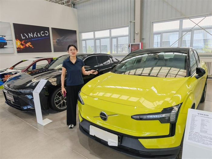 7月10日，张家口南山汽车产业基地招商中心，工作人员介绍领克汽车张家口工厂生产的一款车型。河北日报记者 魏 雨摄