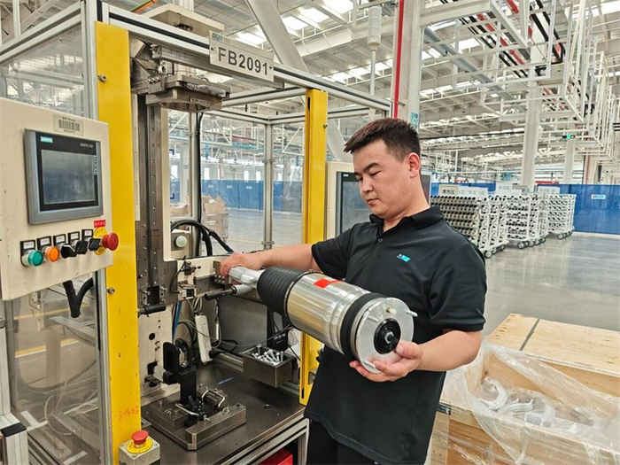 7月9日，京西智控（张家口）汽车零部件有限公司，工人在汽车悬架产线上忙碌。河北日报记者 魏 雨摄