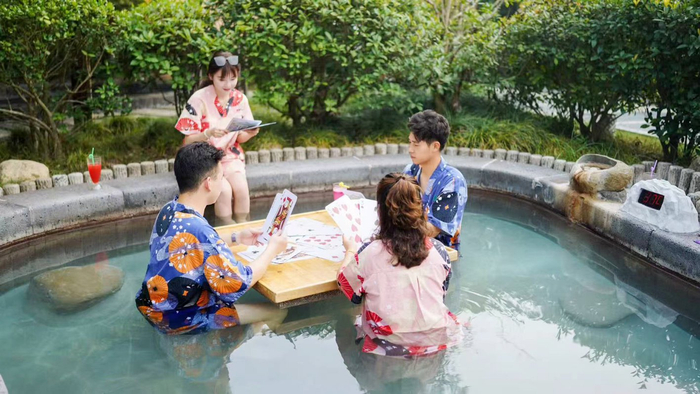 看比赛前泡个温泉。