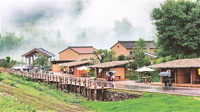 每到暑期，陵川县松庙村成为很多游客的避暑首选地。 本报记者 栗美霞 摄