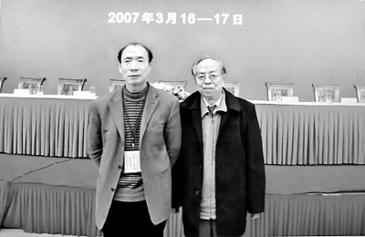     龚延明（左）与著名学者傅璇琮在一起。图片由作者提供