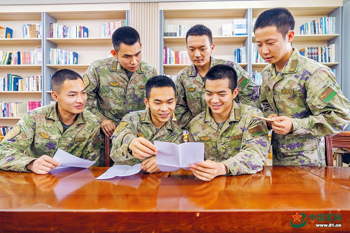 陆军某旅的战士们分享两年前写给自己的信。曾冰阳摄