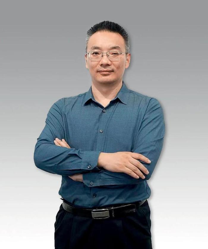 图为南昌航空大学材料科学与工程学院教授梁红波