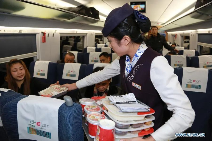 高铁餐食服务。图源：人民网