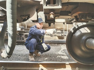 王浩宇在查看列车防溜状态。  闫欣睿摄