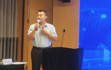 图为中工互联董事长智振发表演讲