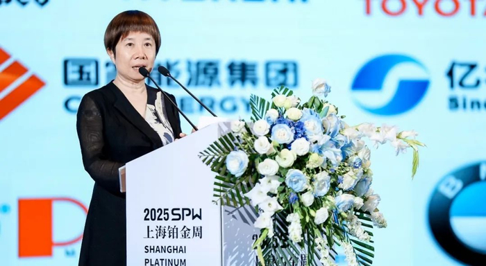 国际氢能燃料电池协会秘书长王菊在2025上海铂金周发表洞察中国氢能发展之路的演讲（图片来源：SPW供图）
