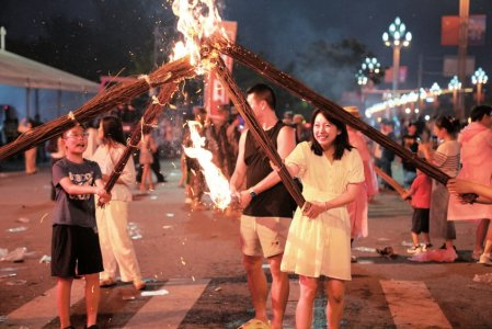 游客点燃手中的火把狂欢。徐湘东 摄
