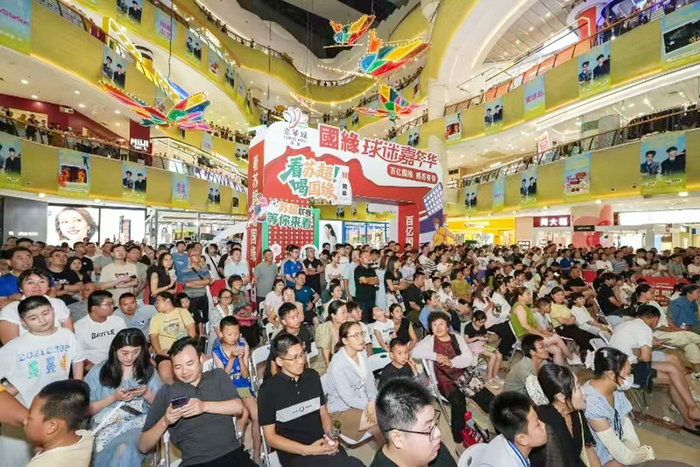 商超内打造的观赛“第二现场”。屠明娟 摄