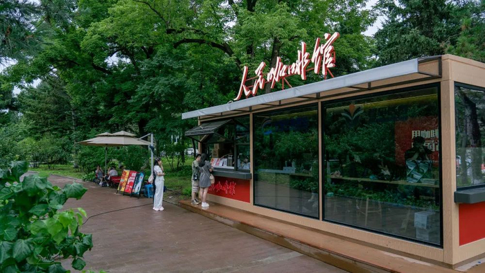 这是7月20日拍摄的长春市人民广场内的人民咖啡馆。新华社记者唐成卓 摄
