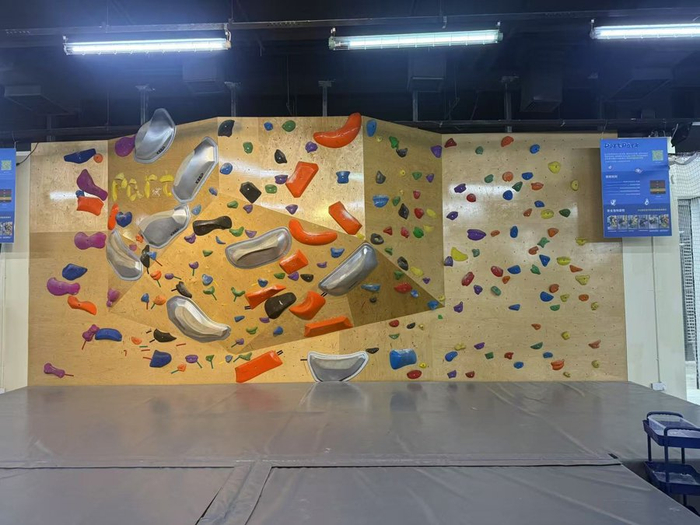 局部公园进门处的攀岩区。叶宇摄