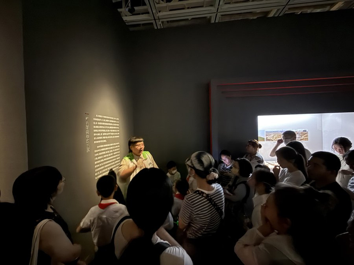 工作日清晨，闵行博物馆就已迎来一大波观众。沈思怡 摄