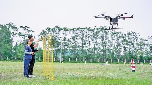 7月10日,雄安新区低空经济融合实验区训练场,无人机教练正在指导学员进行实操训练。 本报见习记者 李 畅摄