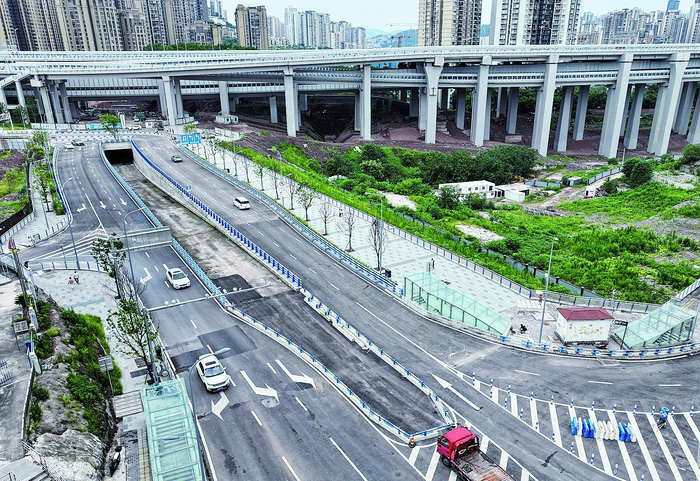     7月20日下午3点，红岩村嘉陵江大桥北桥头建新西路四期前卫厂段（203中学段）匝道通车。