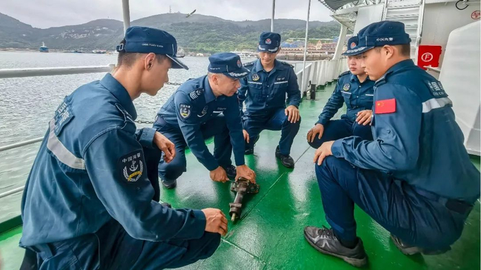 生日会上，有个小伙问程海：“海叔，这片海你都看了三十年了，还没看够呀？”海叔却红了眼，许久后他缓缓开口说道：
