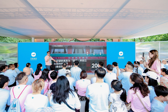 ▲汉庭酒店4.0主创设计师周光明在发布会解读汉庭酒店的国民幸福感