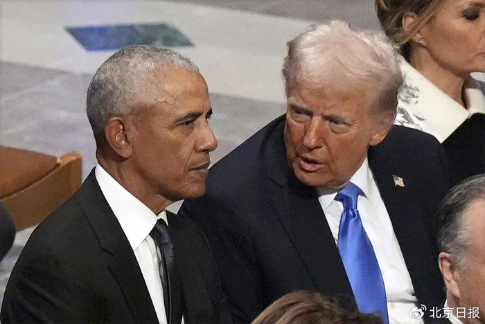 当地时间1月9日，奥巴马（左）和特朗普出席美国前总统吉米·卡特葬礼。图源：视觉中国
