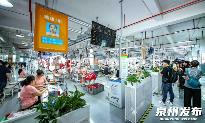 媒体采风团在三六一度公司5G智慧车间采风（泉州晚报社融媒体记者林劲峰 摄）