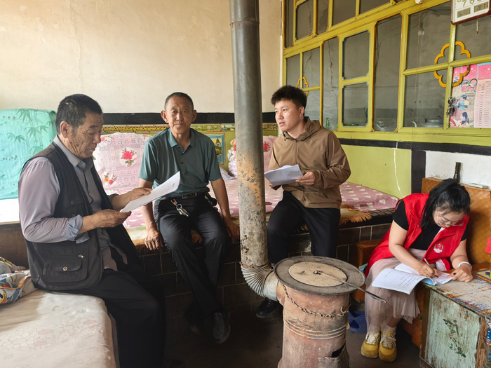 中鸡镇干部在纳林采当村开展入户走访