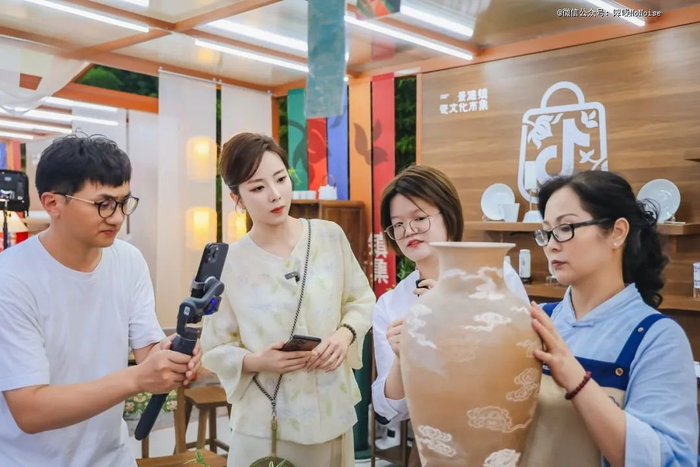 ▲李思思在「溜达节」各摊位上采访交流