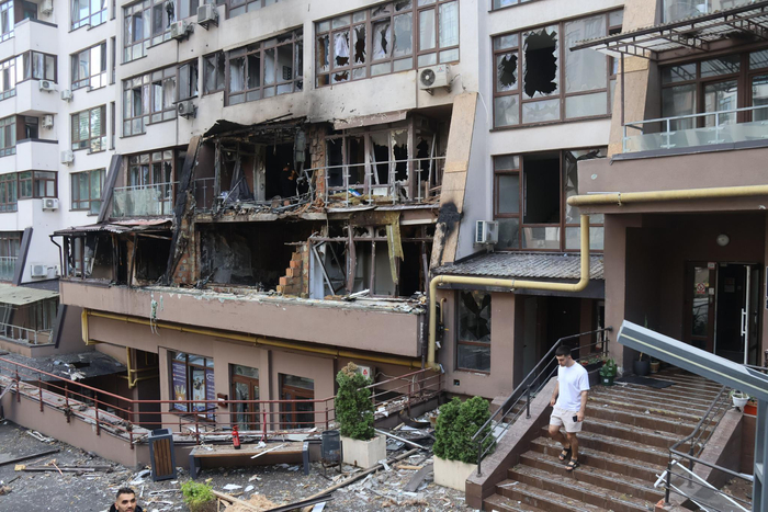 这是7月21日拍摄的乌克兰基辅市舍甫琴科夫斯基区一栋在空袭中受损的居民楼。新华社发（彼得·德鲁克摄）