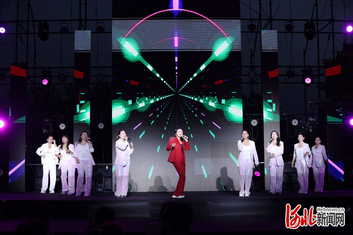 唐薇（中）和她的“大舞台”。快手供图