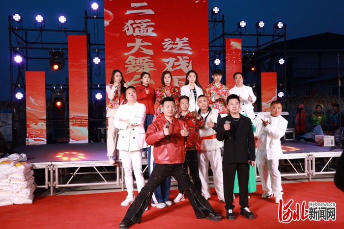 孙猛（第一排左一）和他的“大舞台”。