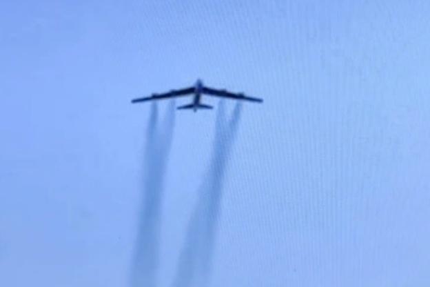 △眼见者18日拍摄到的B-52轰炸机
