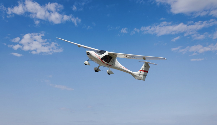 图为零重力飞机工业电动固定翼飞机锐翔RX1E-A在绿色航空飞行营地飞行 来源：零重力飞机工业