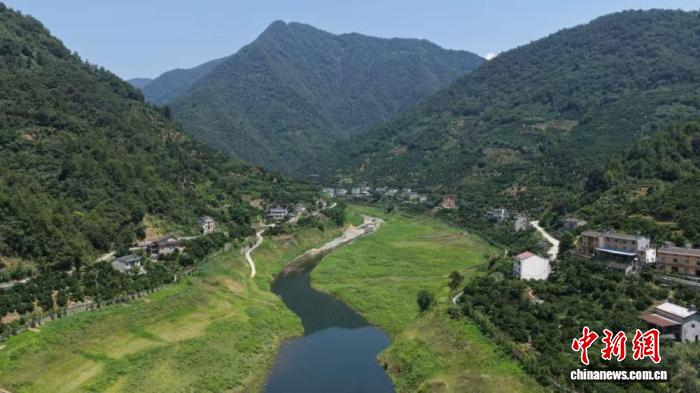 　　小溪口村掩映在青山绿水中。周星亮 摄
