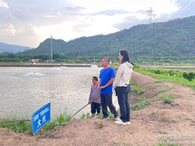 7月19日上午，珠海斗门区气象局技术人员在大托“白蕉海鲈”气象服务试验站点开展现场服务。供图：珠海市斗门区气象局