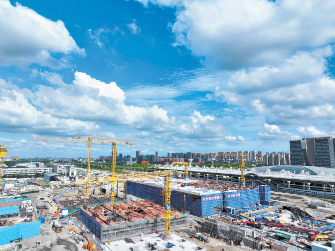 7月21日拍摄的新建上海至南京至合肥高速铁路南通站站房施工现场。新华社记者 季春鹏摄