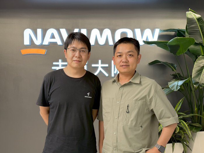 ▲左为未岚大陆CEO任冠佼，右为智东西&机器人前瞻总编辑张国仁