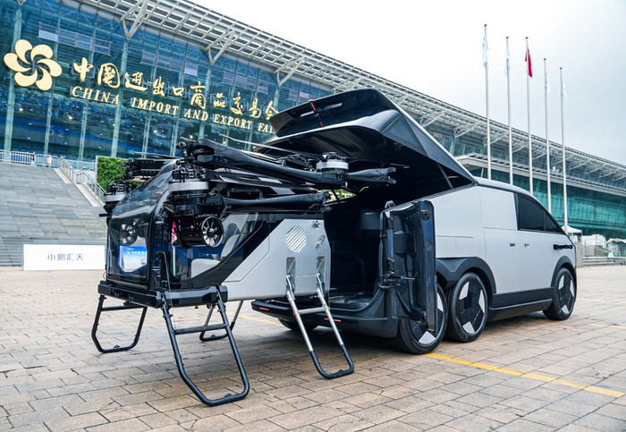 图为小鹏汇天“陆地航母”演示分离结合技术 来源：小鹏汇天