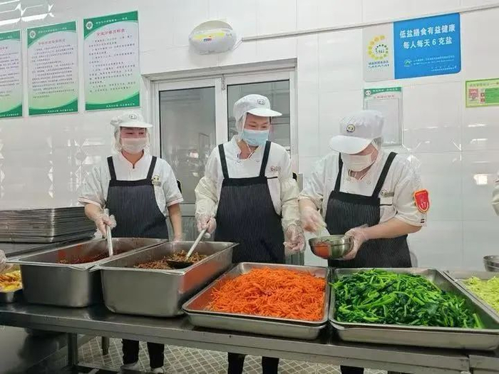 学校食堂“妈妈岗”员工准备学生饭餐 邵鲁文 摄