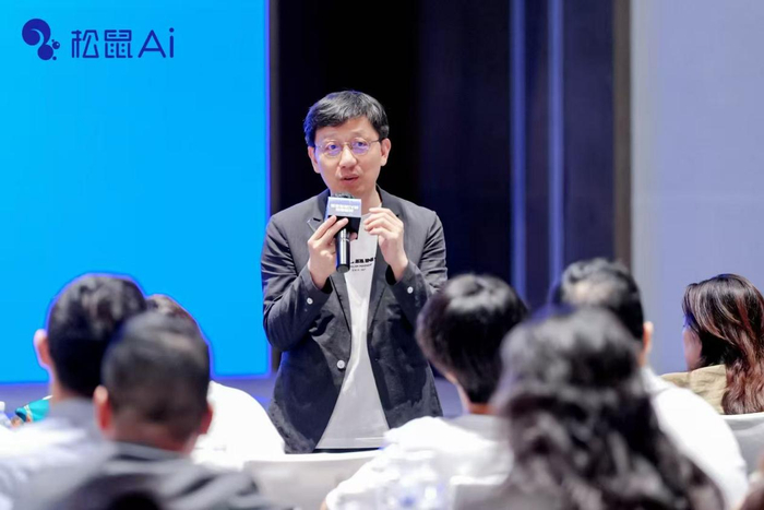 图为：中国战略定位专家顾均辉分享