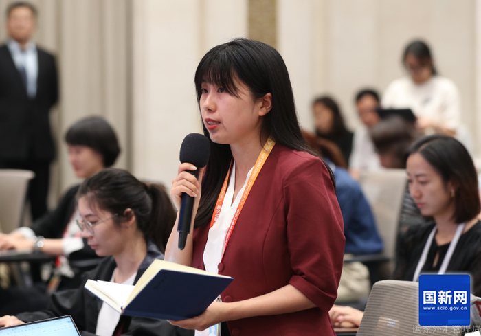 大众新闻大众日报记者提问（赵一帆摄）