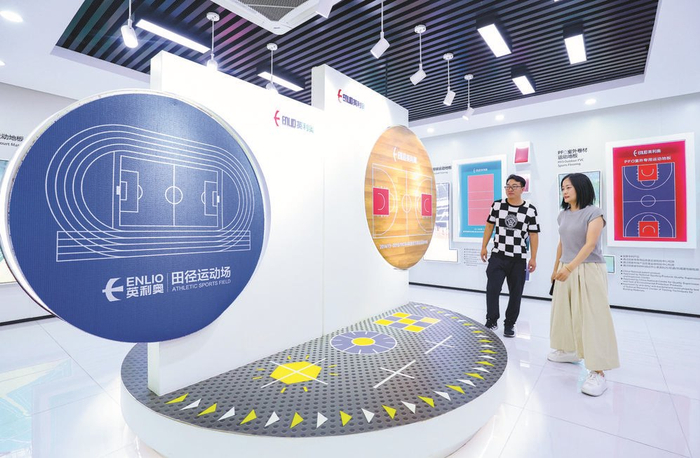 在河北英利奥体育用品有限公司产品展示大厅，工作人员为客商介绍各种产品。 记者 张晓峰 摄