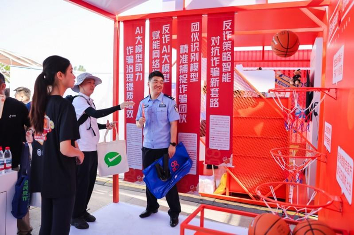 图为现场群众参与反诈趣味游戏互动